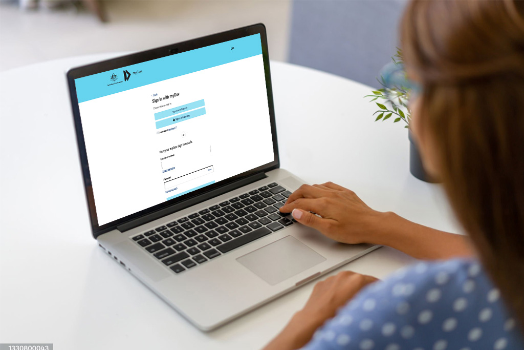 Person lodging taxes online at the ATO website